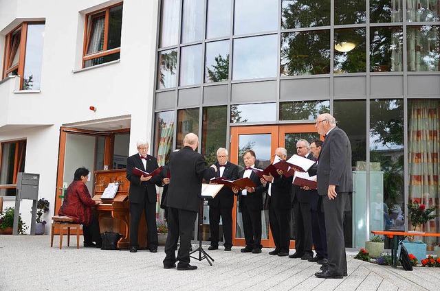 Der Mnnerchor Concordia aus dem Elsas...nweihungsfeier des Hauses Columban bei  | Foto: Sarah Trinler