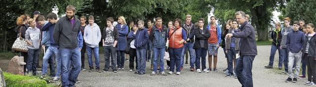 Beim groen Rundgang ber den neueren ...Bestattungen und Grabformen vor Augen.  | Foto: Erhard Morath