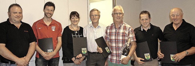 Der Vorstand und einige Geehrte (von l...r, Christian Gutgsell, Manfred Mantel.  | Foto: frowalt janzer