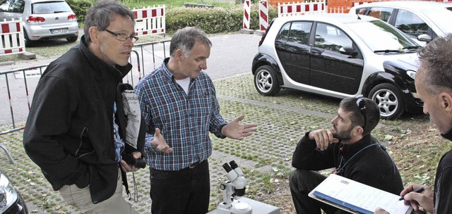 Michael Barth (Zweiter von links) erl...adenwrmer im Kampf gegen die Wanzen.   | Foto: Jrn Kerckhoff