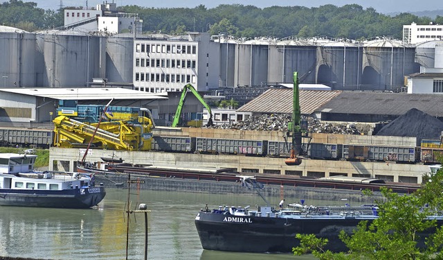 Zwei grne Krne beladen Schiffe und Bahn im Hafen Birsfelden.   | Foto: Ralf H. Dorweiler