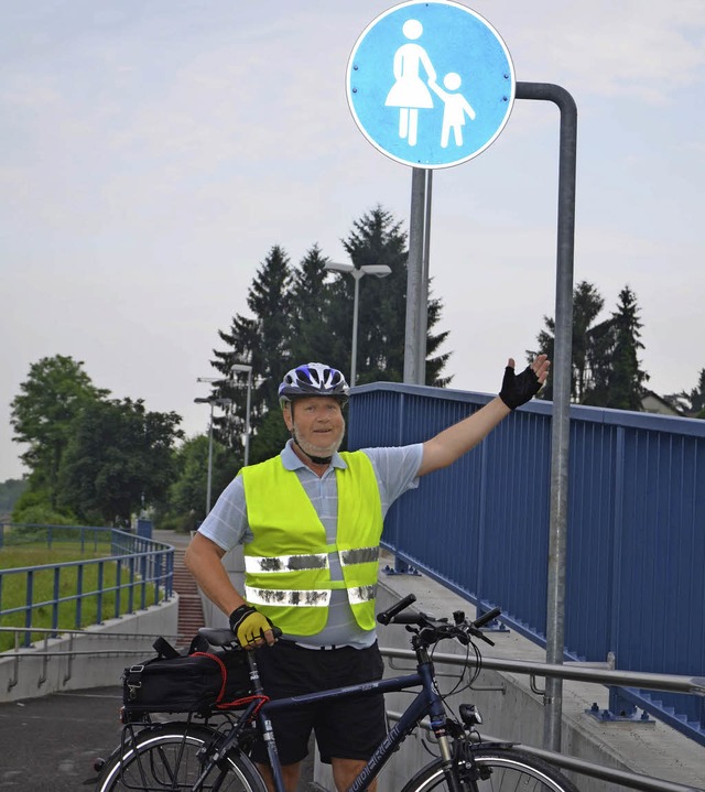 Die IG-Velo (auf dem Bild IG-Velo-Mitg...wundert sich ber die Beschilderung.    | Foto: Martina Weber-Kroker