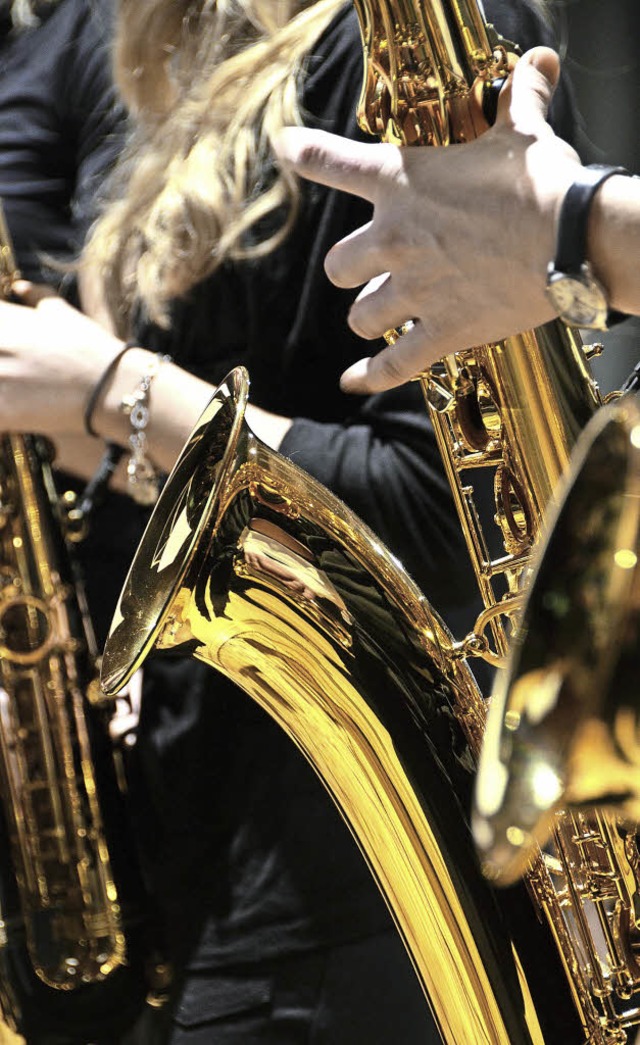 Beherzt greifen die Musiker zu den Instrumenten.   | Foto: Kathrin Blum