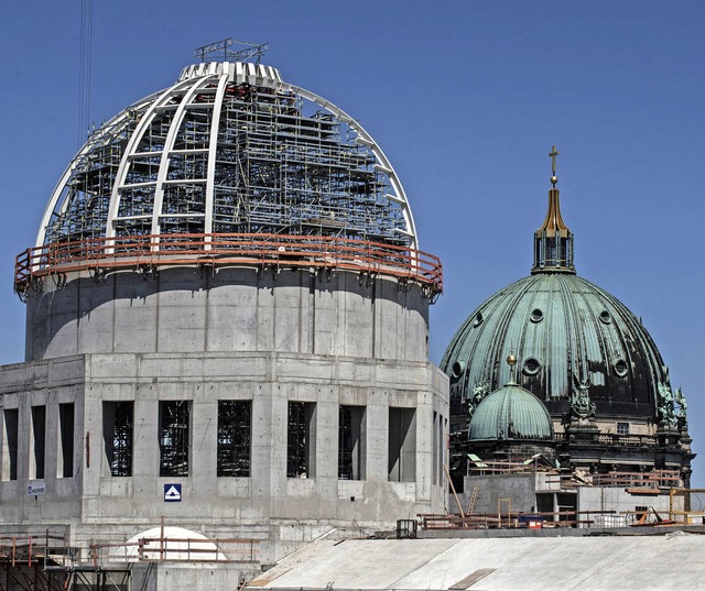 Neue Nachbarn &#8211; die Kuppel fr d...mt Gestalt an, im Hintergrund der Dom.  | Foto: dpa