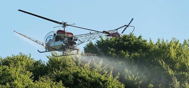 Pestizide aus der Luft: Seit 28 Jahren...der Maikfer am Kaiserstuhl bekmpft.   | Foto: DPA