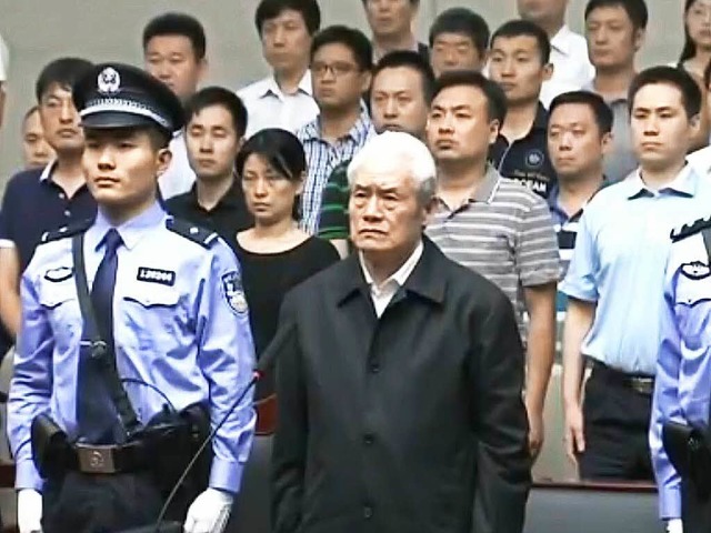 Das Fernsehbild zeigt Zhou Yongkang vor Gericht (vorne rechts).   | Foto: AFP