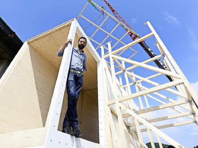 Der franzsische Architekt Benjamin To...eim Bau des Turms auf dem Theaterdach   | Foto: ingo schneider
