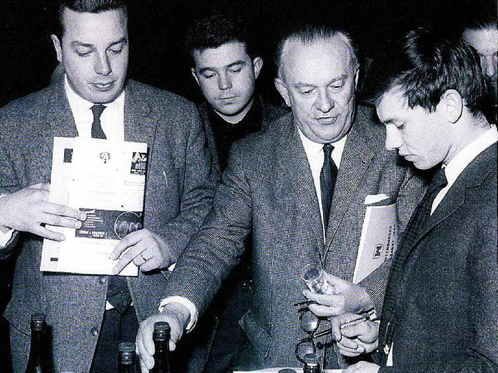 Oder ein historisches Foto mit (von links) Franz junior, Frieder, Franz senior und Hubert Burda bei der Verkostung des burda-eigenen Weins.