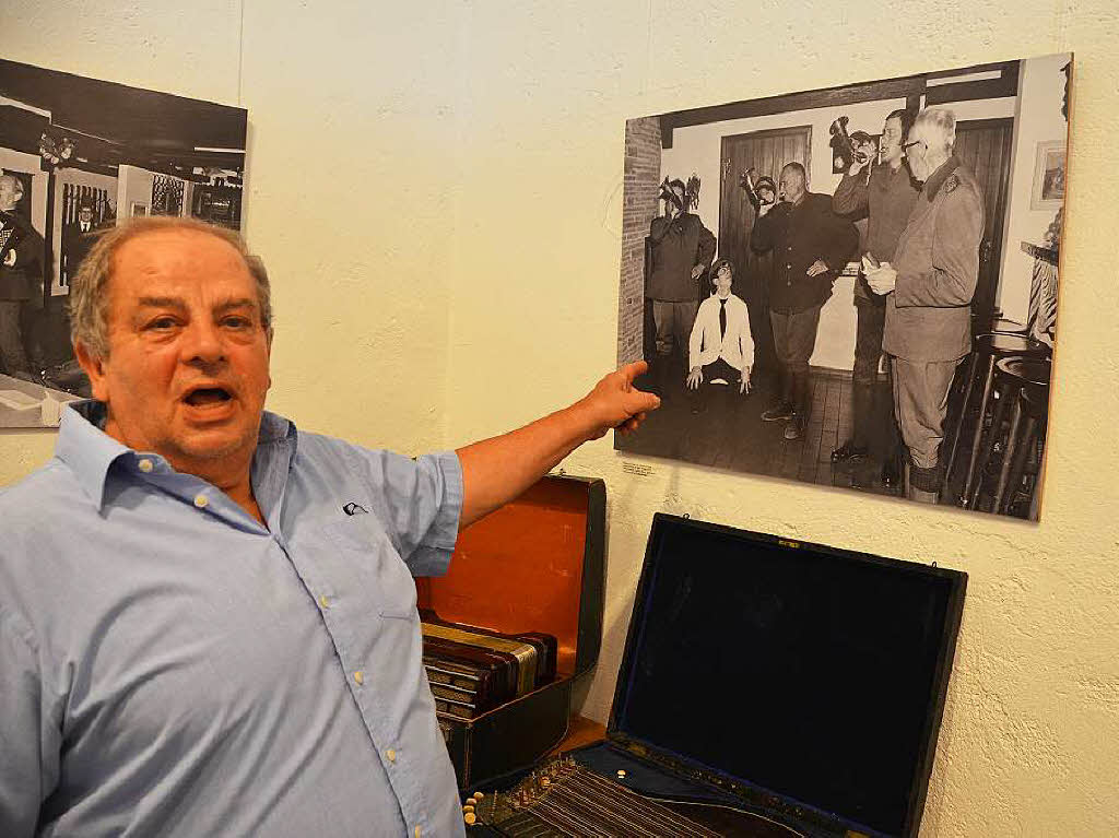Salvatore Scimone war seit den 1960er Jahren Koch und Kellner im Hause Burda. Auf einem historischen Foto der Ausstellung hat er sich erkannt.