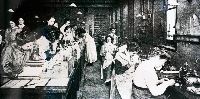 Medizinstudentinnen im Histologischen Laboratorium in London 1914  | Foto: Repro: Ingo Schneider