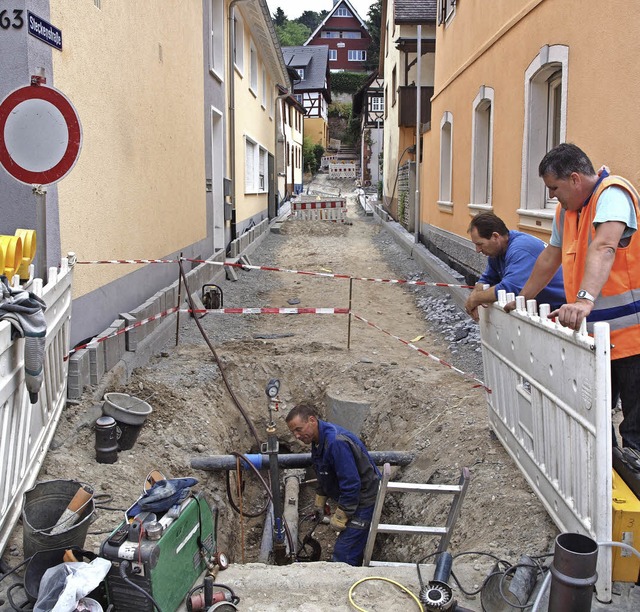 In der Steckenstrae in Herbolzheim br...Gasleitung die Sanierung zum Stocken.   | Foto: Michael haberer