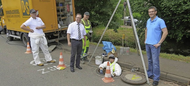 Besuch vom Brgermeister: Thomas Schfer bei den Kanalsanierern.   | Foto: gemeinde