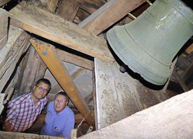 Besichtigung im Glockenturm der Diersb...elakowitz (links) und Walter Gutmann.   | Foto: (2) frank leonhardt