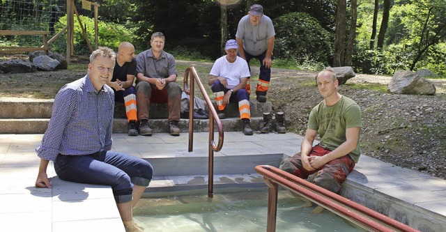 Brgermeister  Dirk  Blens  und  Forst...aturen  die  Abkhlung im Tretbecken.   | Foto: i. grziwa