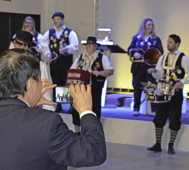 Jimmy Chu filmt begeistert die Chrom-N...Kupfer-Band aus Gengenbach per Handy.   | Foto: hsl