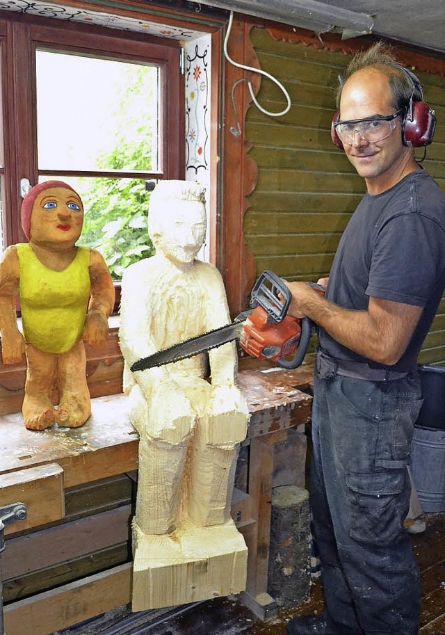 Holzknstler Bernd Schwarte arbeitet an seinen Figuren.   | Foto: l.  Schilling