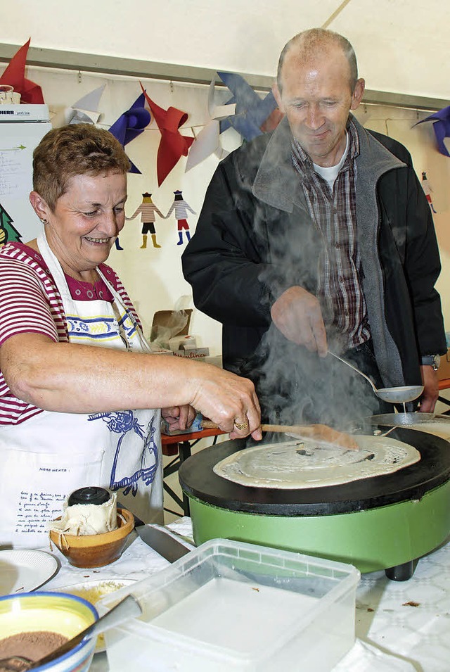 Auch Brgermeister Christian Behringer... Herstellen von Crpes zu verfeinern.   | Foto: Wilfried Dieckmann