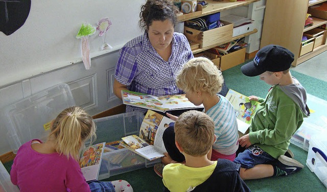 Betreuerin Carina Schier freut sich mi...derkreis der Mediathek gespendet hat.   | Foto: Lena Steinbauer