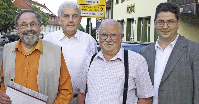 Norbert Lttin (rechts) ehrte Richard ...gjhrige Mitgliedschaft (von links).    | Foto: hrvoje miloslavic