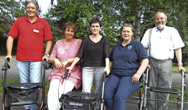 &#8222;Rollator-Fahrlehrer&#8220; :  C...einhold und  Hans Loritz (von links)    | Foto: Ernst Brugger