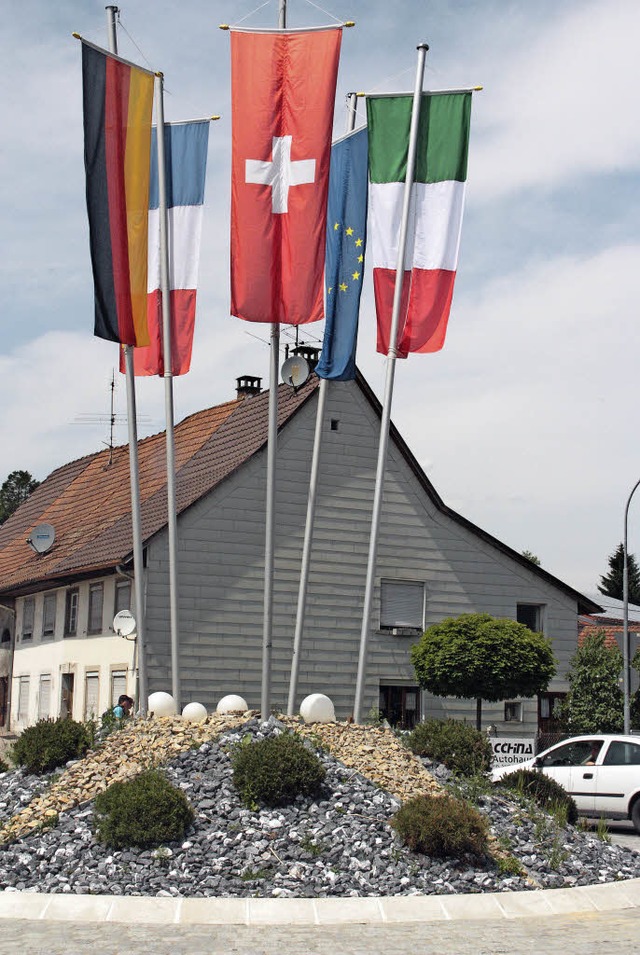 Die Stadt hat die  franzsische Flagge ersetzt.  | Foto: Jrn Kerckhoff