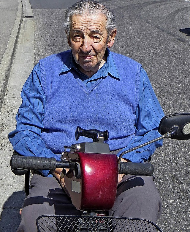 Ist gerne mit seinem Elektro-Roller unterwegs: August Herzog  | Foto: Otmar Faller