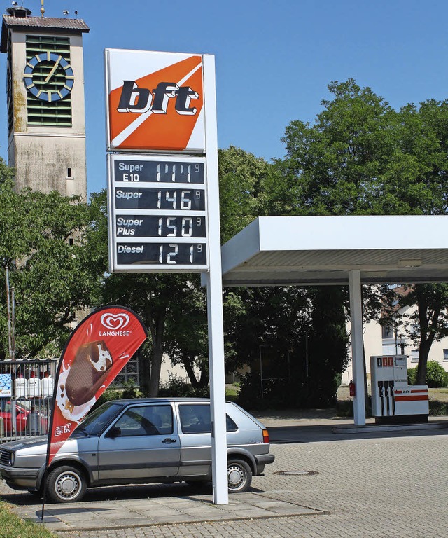 In Hugstetten ist die  Tankstelle wieder in Betrieb.   | Foto: Herbert BinningeR