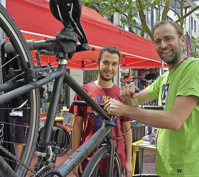 Philipp Schymetzki (rechts) erklrt, was zu tun ist.   | Foto: Sina Gesell