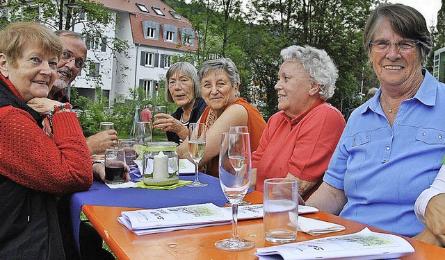 Gute Stimmung herrschte bei Sekt, Wein und Wasser.  | Foto: Ralph Fautz