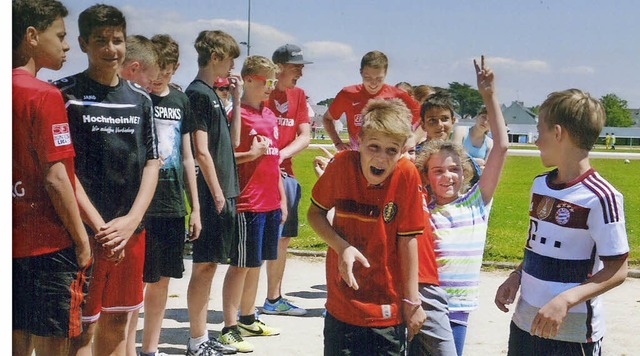 Beim  Sportnachmittag maen sich Jugendliche aus Le Croisic und Laufenburg.    | Foto: Gert Philipp (2)/Werner Probst