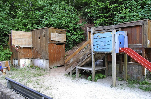 Der derzeit gesperrte marode Spielplat...iligten bei einer Ortsbegehung einig.   | Foto: Edgar Steinfelder