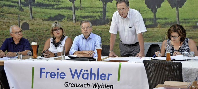 Der Vorstandstisch der Freien Whler  ... Ralph Gerspach und Petra Marksthaler   | Foto: Ralf H. Dorweiler