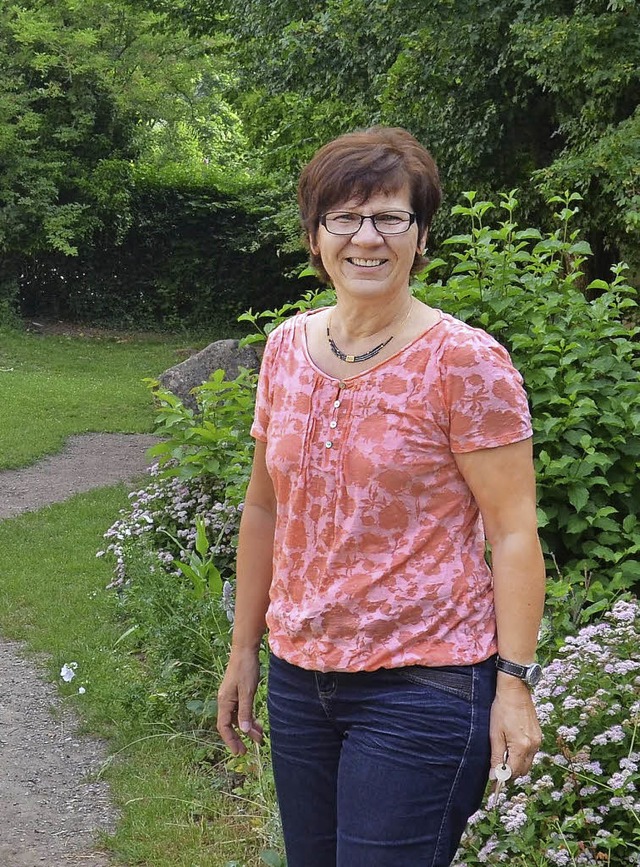 Kindergarten-Leiterin Anette Becker im Auengelnde vor dem Kindergarten-Gebude  | Foto: Martina Weber-Kroker