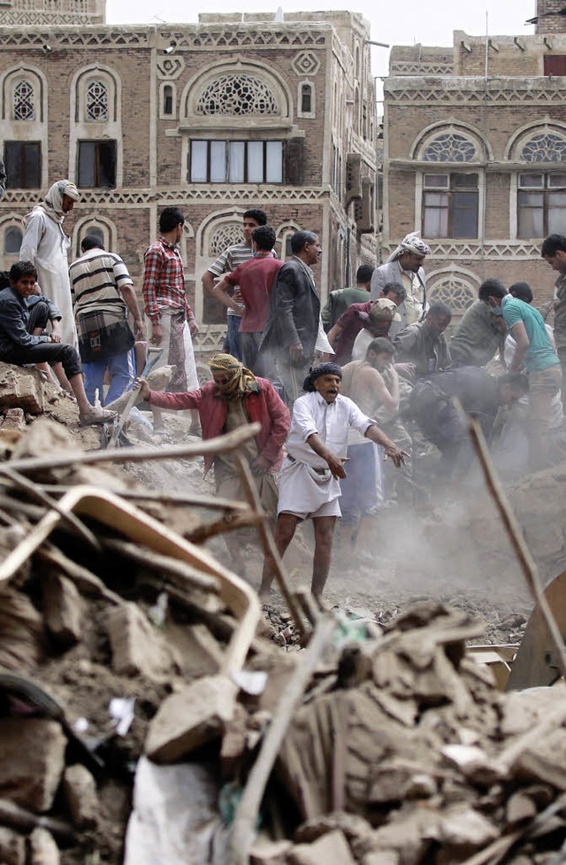 Diese Mnner suchen unter den Trmmern...Altstadt von Sanaa nach berlebenden.   | Foto: AFP