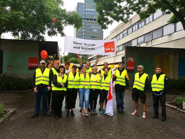 Streikende Postler am Samstagmorgen vo...tzpunkt in der Palmstrae in Lrrach.   | Foto: zvg