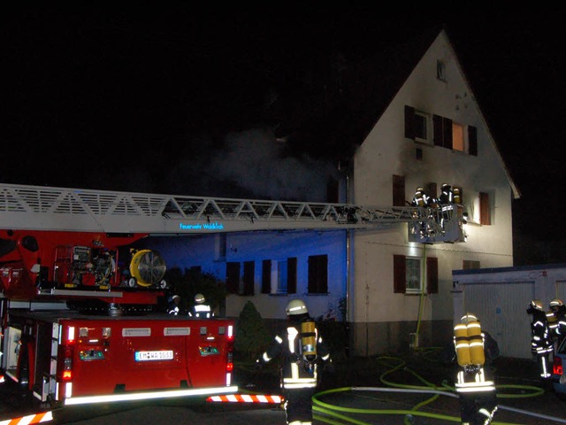 Die Polizei geht davon aus, dass der Brand von einer Kerze ausgelst wurde.  | Foto: Christian Ringwald