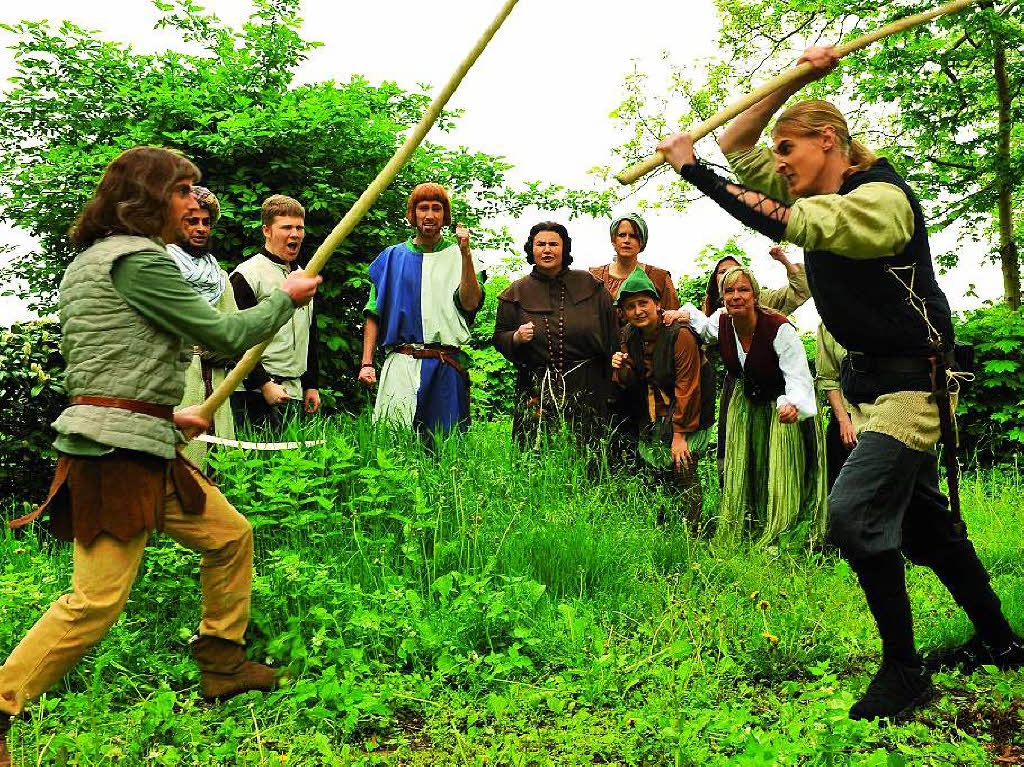 Im Sherwood Forest kmpft Robin Hood (Moses Scherer, links) mit Little John (Jakob Stubert, rechts) um die Fhrung der Gechteten.