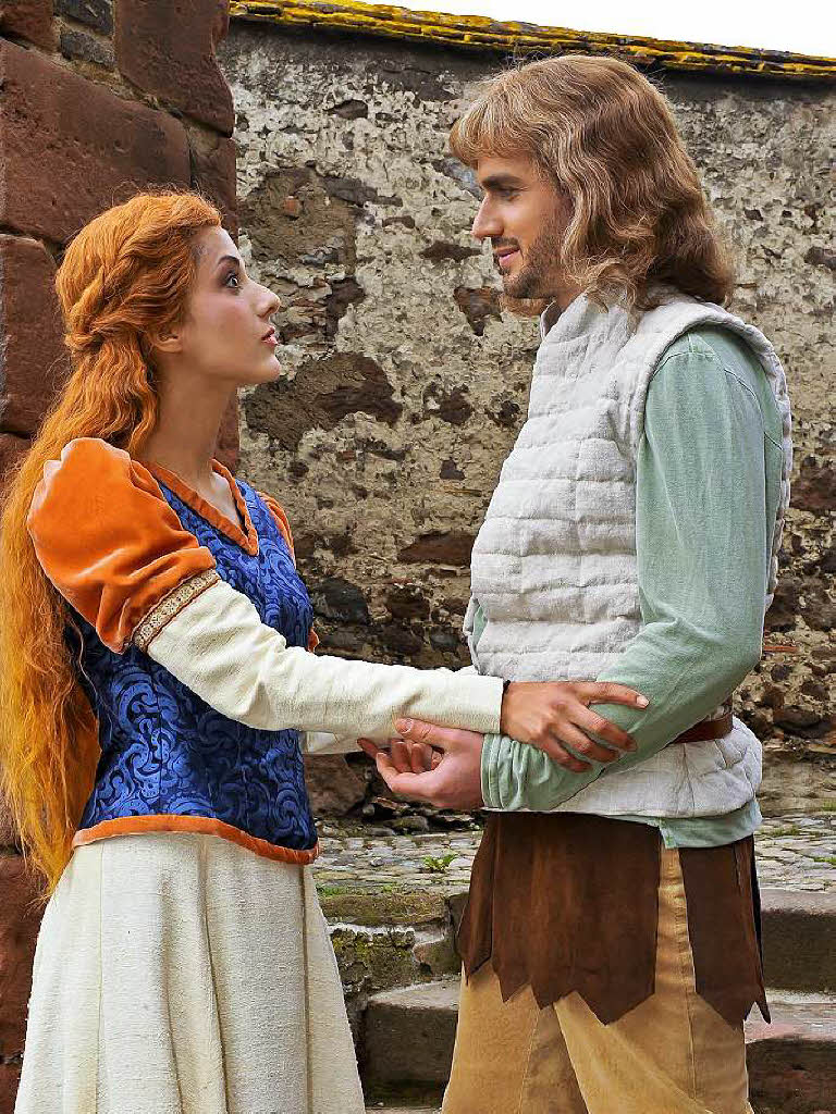 Robin Hood (Moses Scherer) trifft seine Jugendliebe Marian (Nadja Humbach) wieder.