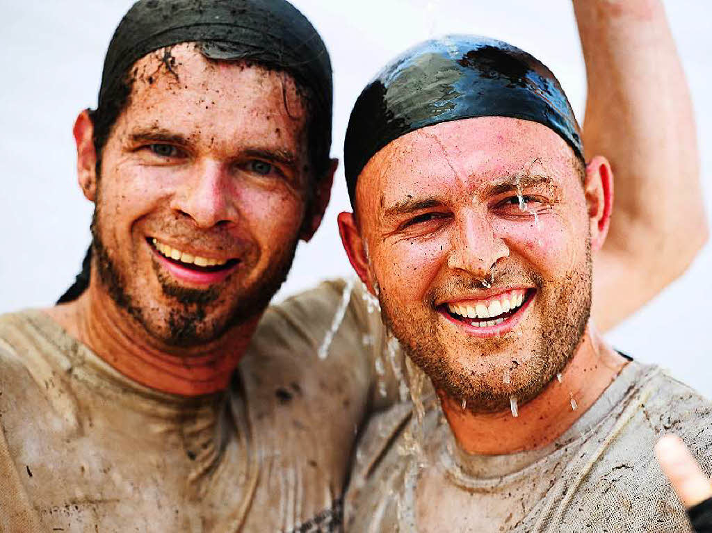 Glcklich und schmutzig: Diese Menschen haben den Mudiator Run in Freiburg berstanden.