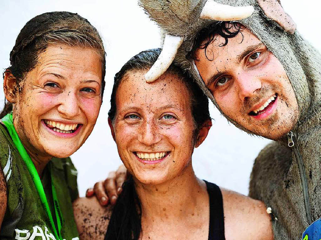 Glcklich und schmutzig: Diese Menschen haben den Mudiator Run in Freiburg berstanden.