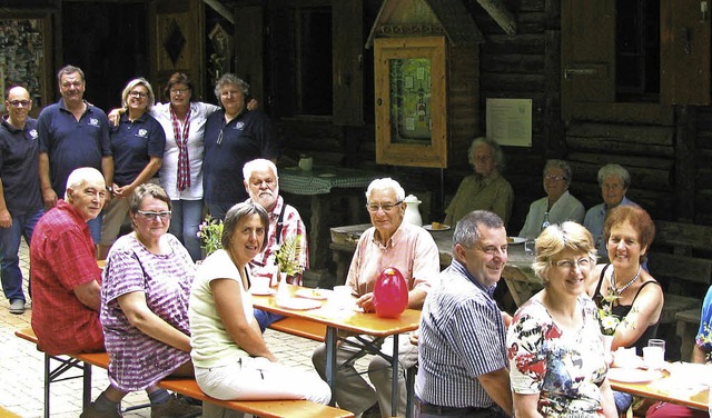 Rund zwei Dutzend Seniorinnen und Seni...ks das Vorstandsteam der Bergfreunde.   | Foto: Manfred Lange