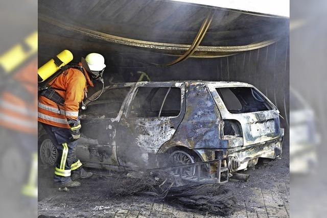 Garage steht in Flammen