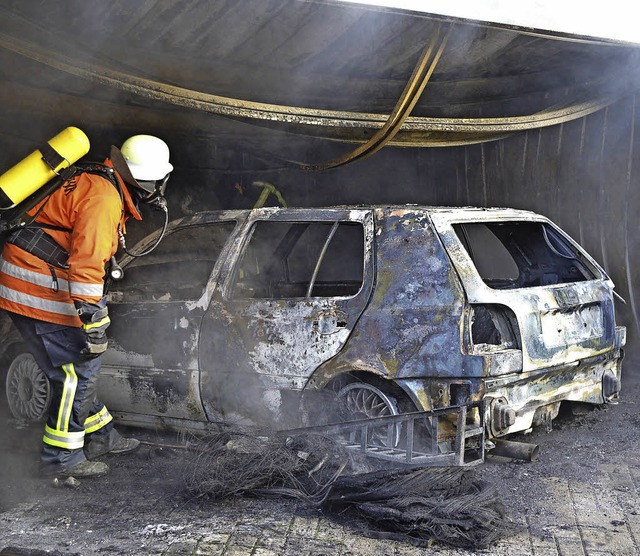 Zu einem Garagenbrand rckte die Feuer...Autos und zwei Motorrder beschdigt.   | Foto: Kamera 24