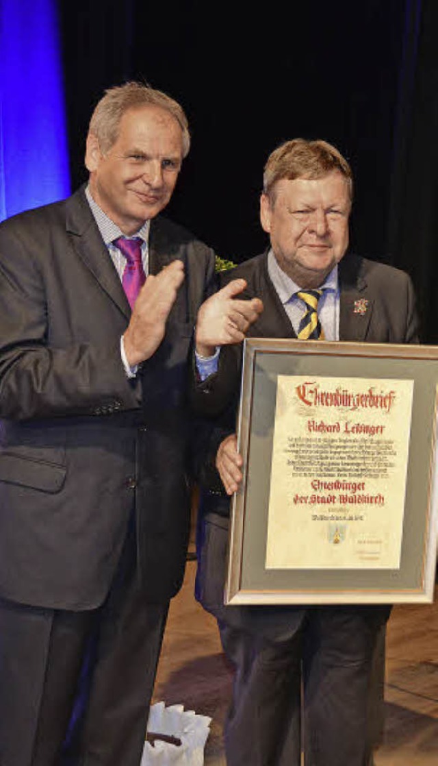 Innenminister Reinhold Gall zollte mit...die Ehrenbrgerwrde verliehen wurde.   | Foto: S. Timm