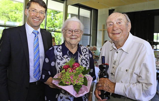Brgermeister Bruno Metz begrt die b...er aus Mnchweier, beide 95 Jahre alt.  | Foto: Sandra DEcoux-Kone