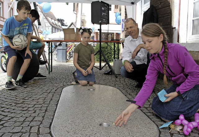 Stefanie (11, vorne) und ihre Schweste...el-Wettbewerb in der Lammstrae dabei.  | Foto: Gerda Oswald