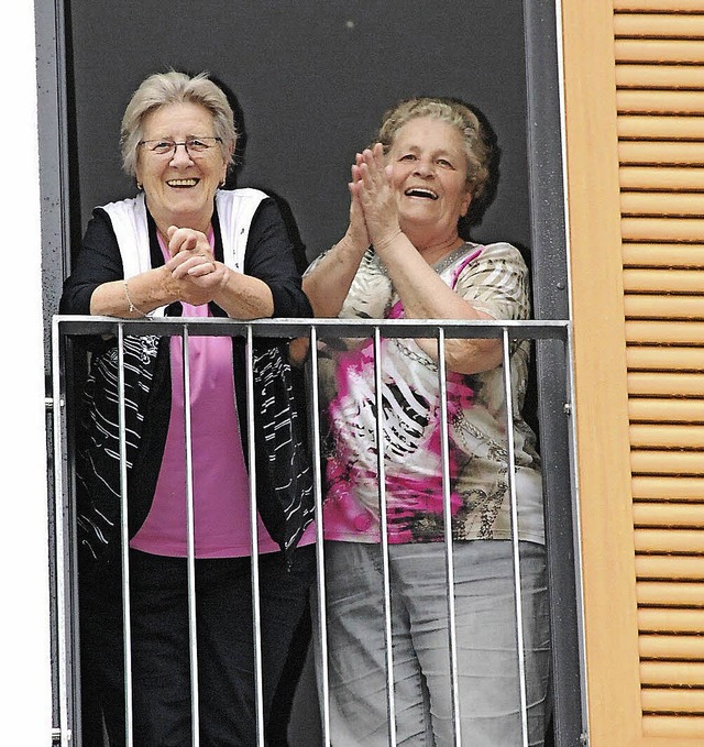 Treue Fans jeden Alters: Auch Hilde L...Schnau gemeinsam mit einer Nachbarin.  | Foto: Edgar Steinfelder