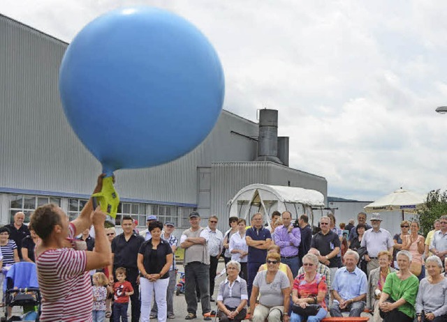 Clown Pat berrascht  mit einem Zaubertrick.  | Foto: Dorweiler (4), Greiner (1)