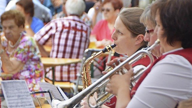 Volle Bnke rings um den  Kastanienpar...nparkfest der Stadtmusik unterhalten.   | Foto: Maja Tolsdorf