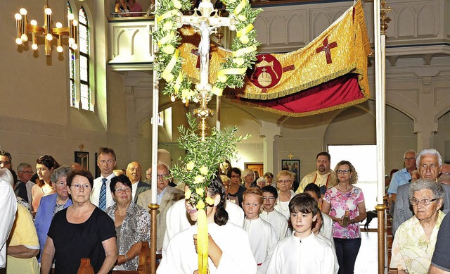 Einzug von Pfarrer und Messdienern in Herz Jesu Heiligenzell   | Foto: Axel Fleig